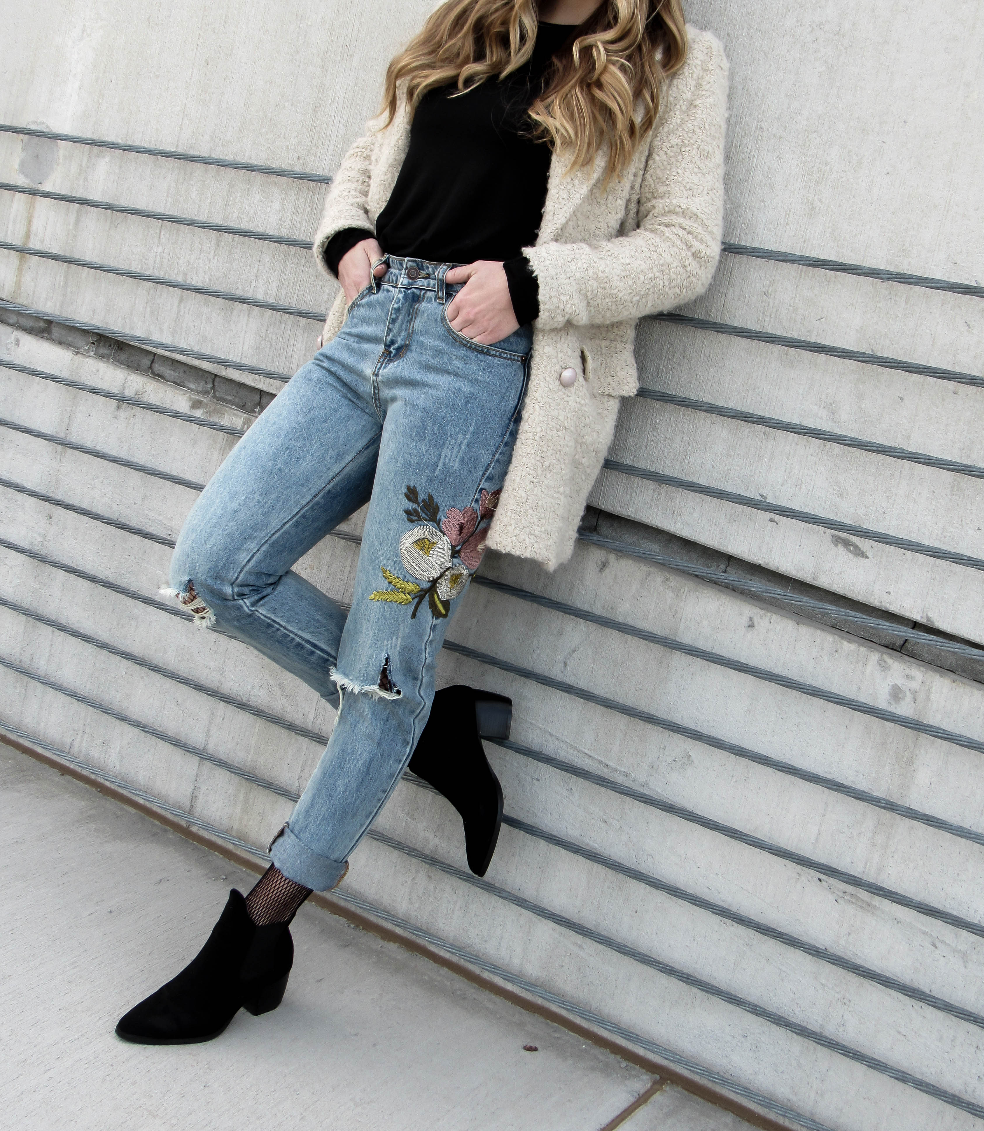 shein-blue-flower-embroidery-ripped-jeans-forever21-faux_fur-coat-cream-missguided-black-ankle-booties